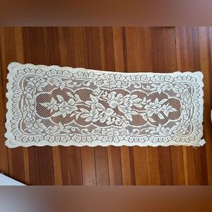 Vintage Elegant Lace Table Runner